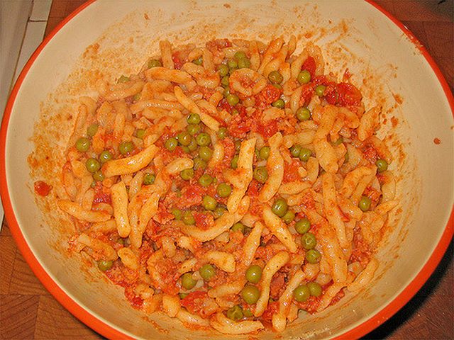 Strozzapreti caserecci conditi con salsiccia e piselli Pasta casereccia con ragù di salsiccia e piselli