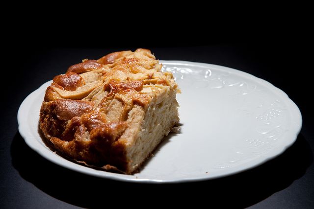 Pezzo di torta di mele dieterica su piatto