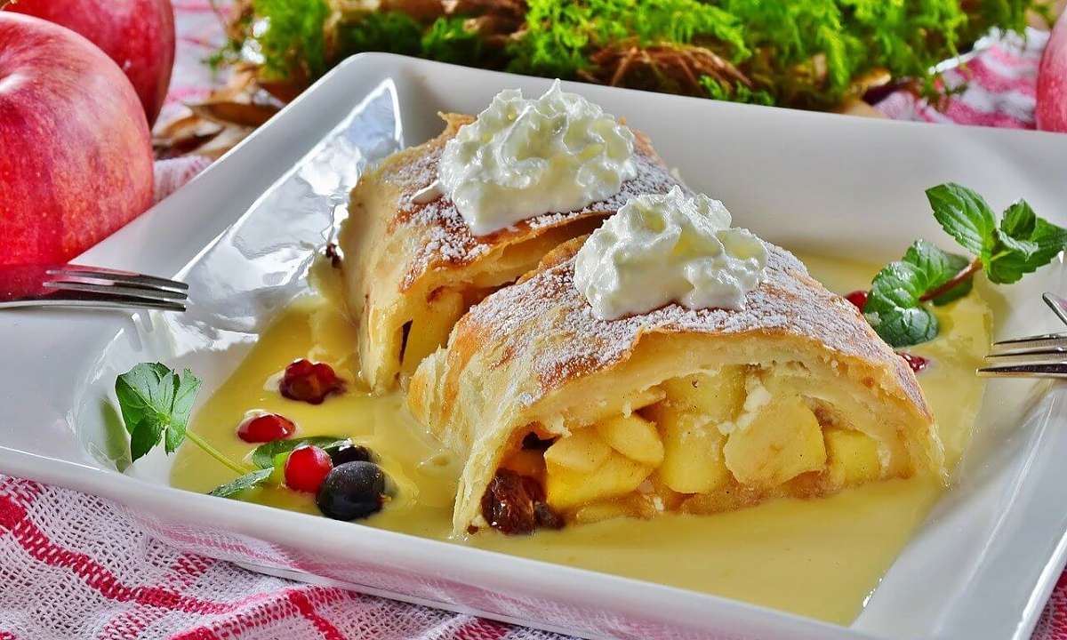 Apfelstrudel austriaco Strudel di mele austriaco