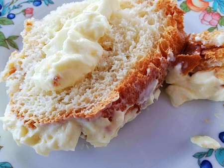 Colomba al babà con bagnata con sciroppo di rum e farcita con crema pasticcera