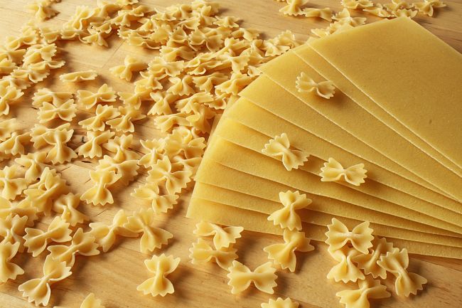 Si possono fare seccare le lasagne e le farfalle fatte in casa per poi cucinarle all'occorrenza Lasagne e farfalle artigianali essiccate