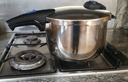 La pentola a pressione fa risparmiare tempo ed energia