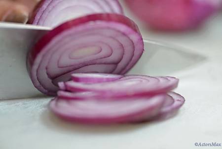Come affettare sottilmente la cipolla rossa