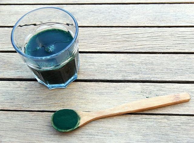Spirulina in polvere e diluita in acqua