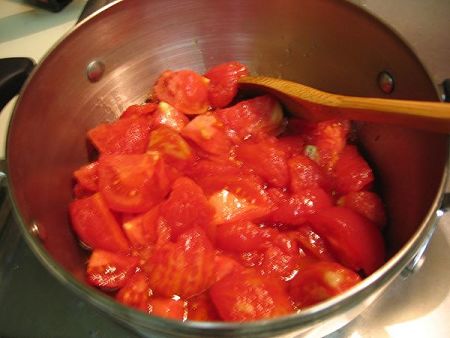 Immagine di pomodori fatti a pezzi per prepararli in passata o in concentrato