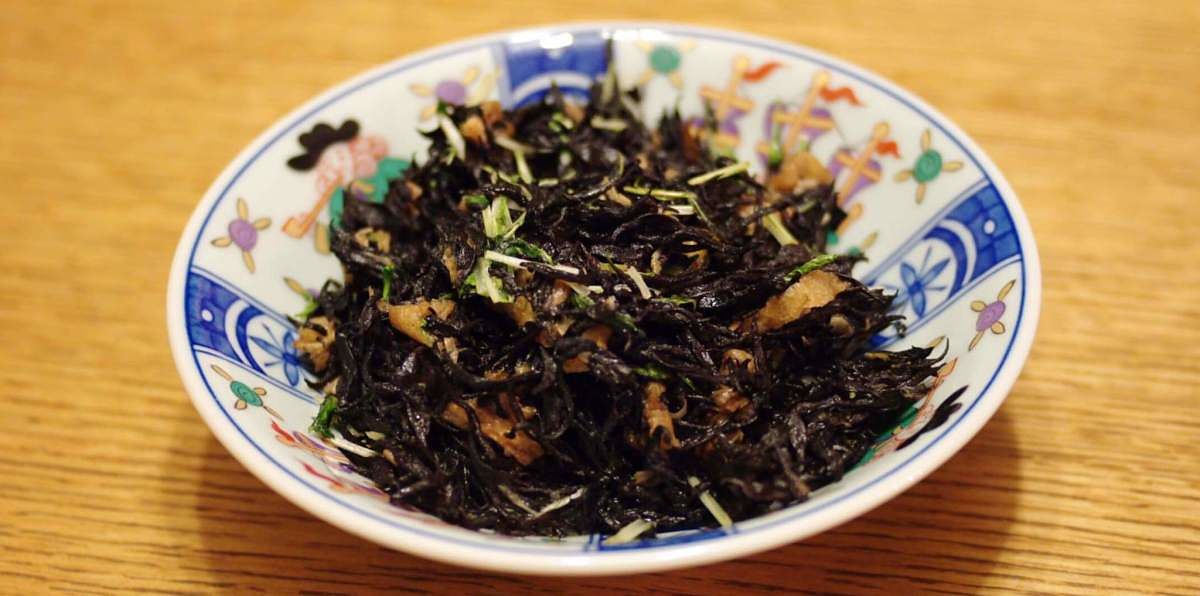 Insalata di alghe hiziki e ortaggi Insalata di Hiziki e verdure nel piatto