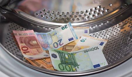 Banconote nel cestello della lavatrice