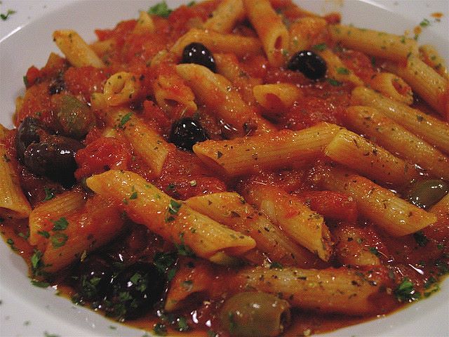 Penne alla mediterranea con sugo piccante al pomodoro e olive