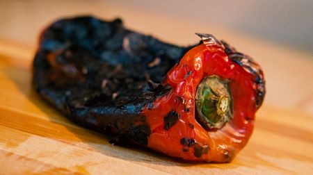 Peperone con pelle bruciacchiata