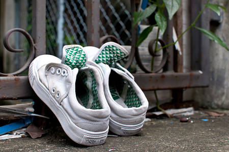 Scarpe sportive messe ad asciugare con la punta sollevata