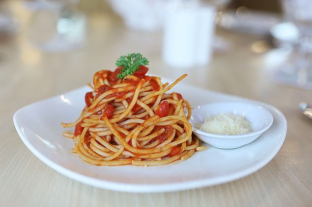 Spaghetti conditi con salsa di pomodoro fresco fatta in casa