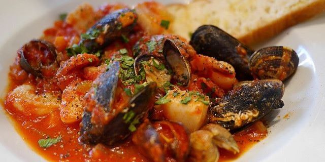 Prelibata zuppa di pesce genovese su crostone di pane