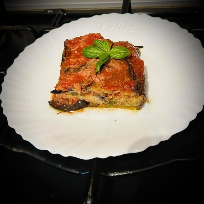 Golosa parmigiana di melanzane alla napoletana nel piatto