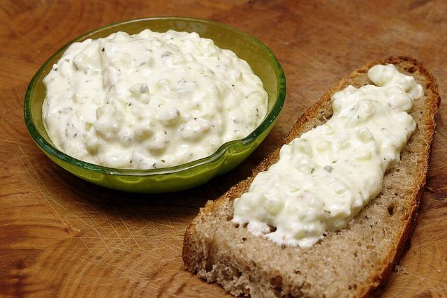 Tzatziki greco spalmato su pane nero per un sano spuntino
