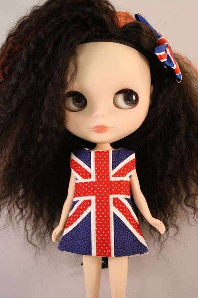 Bambola vestita con simbolo della bandiera britannica