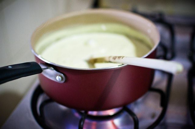 Preparazione della besciamella sul fuoco