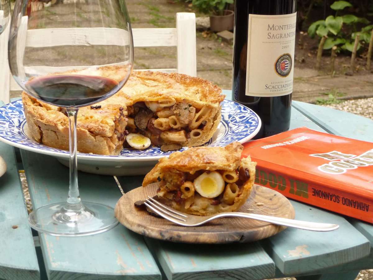 Timballo ripieno di pasta e uova Gustoso timballo di pasta corta in crosta