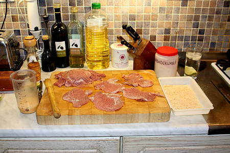 Cotolette crude sul tagliere