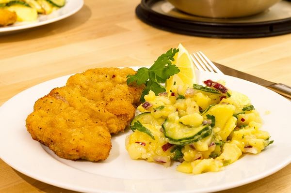 Cotoletta viennese con insalata di patate di Monaco