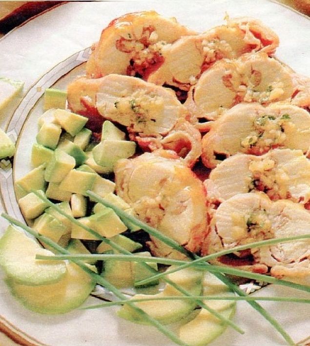 Avocado a dadini con arrosto di coniglio per una pietanza saporita e completa