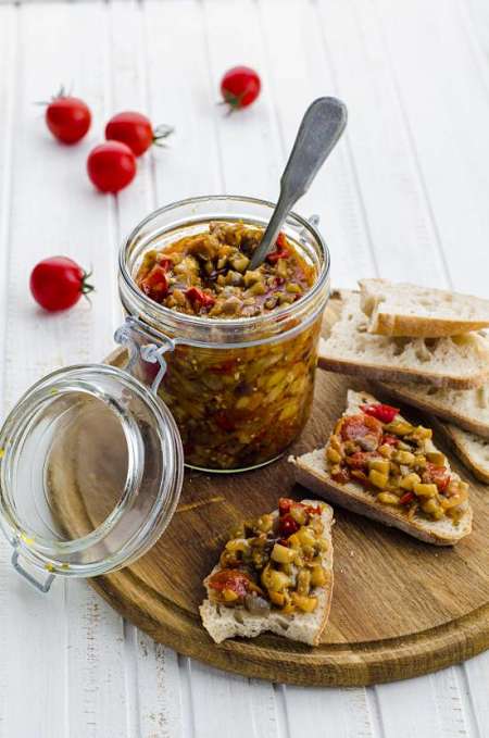 Crostini con caviale di melanzane