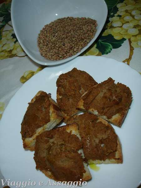 Crostini spalmati di crema di lenticchie