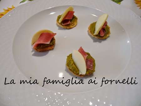 Appetitosi crostini con speck e crema di piselli