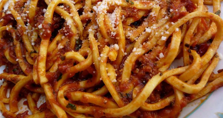 Spaghetti alla chitarra conditi con sugo abruzzese e pecorino