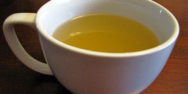 Tazza con brodo di carne casalingo chiarificato