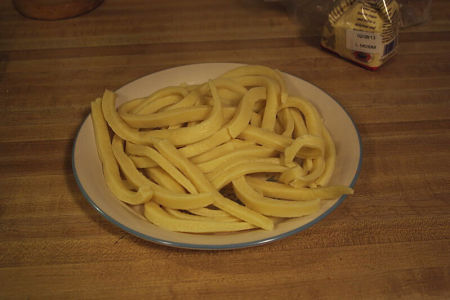 Spaghetti alla chitarra sconditi nel piatto