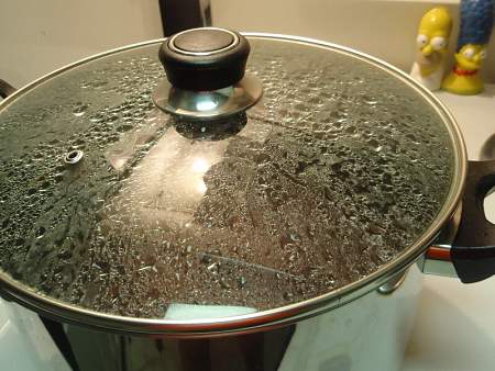 La cottura di cibi continua in una pentola coperchiata