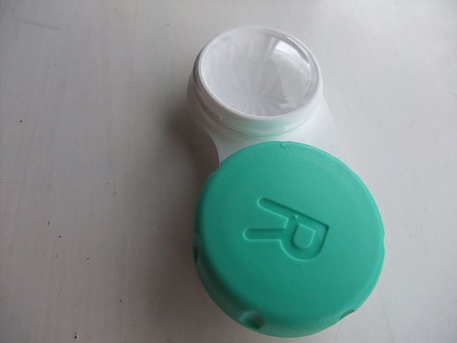 Lenti a contatto igienizzate nella loro custodia