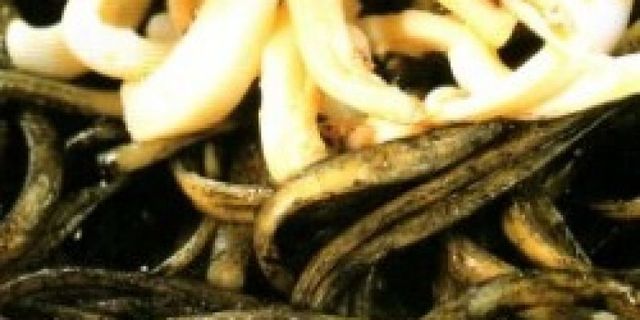 Linguine al nero di seppia e calamari Immagine di pasta al nero di seppia e calamaretti