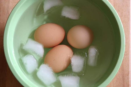 Uova sode immerse in acqua e ghiaccio