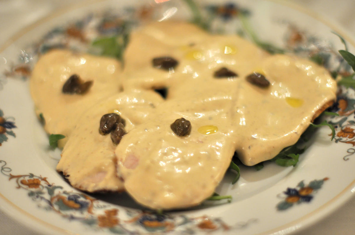 Vitello tonnato alla piemontese con salsa priva di maionese