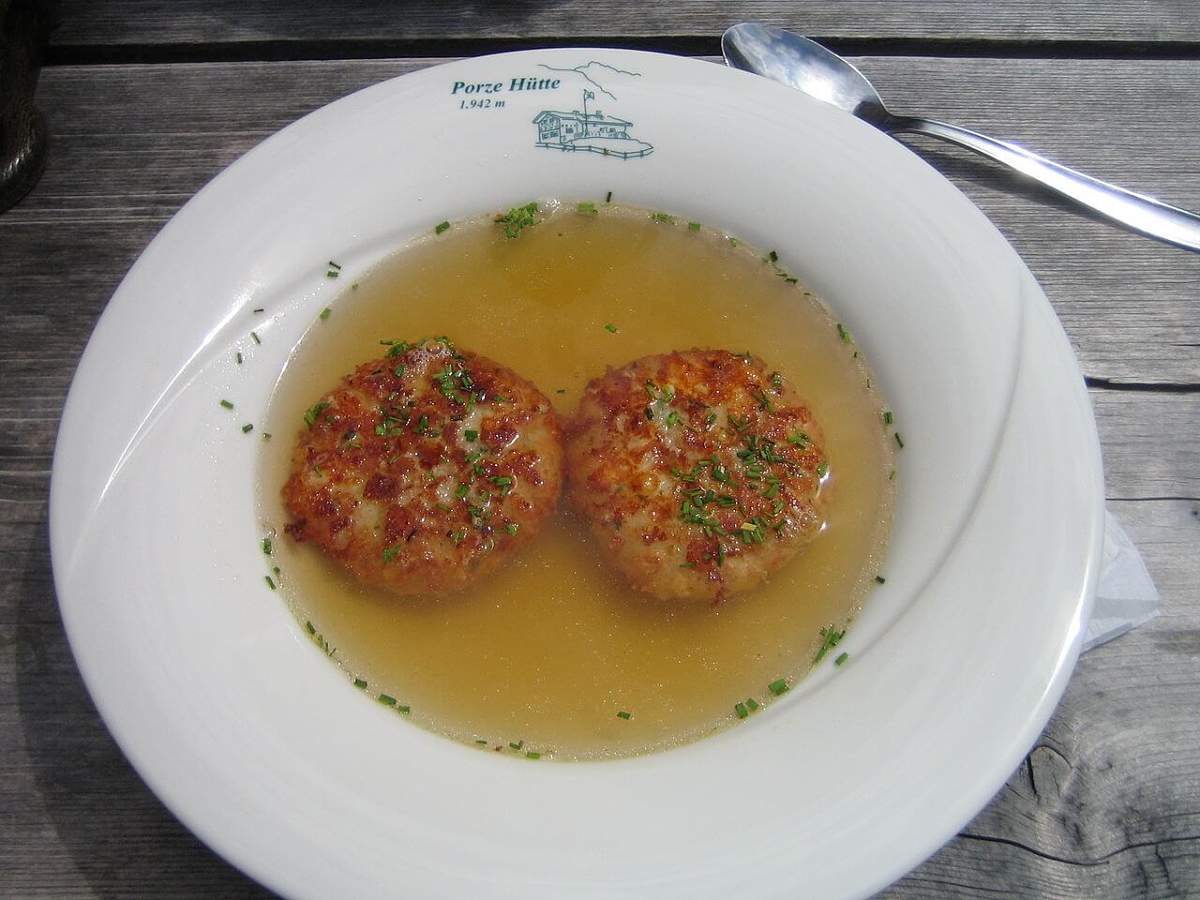 Kaspressknödel di formaggio in brodo