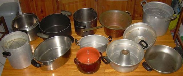 Assortimento di pentole in cucina Pentole di vari materiali indicate per diverse cotture degli alimenti