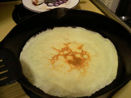Crepe cuoce nella padella