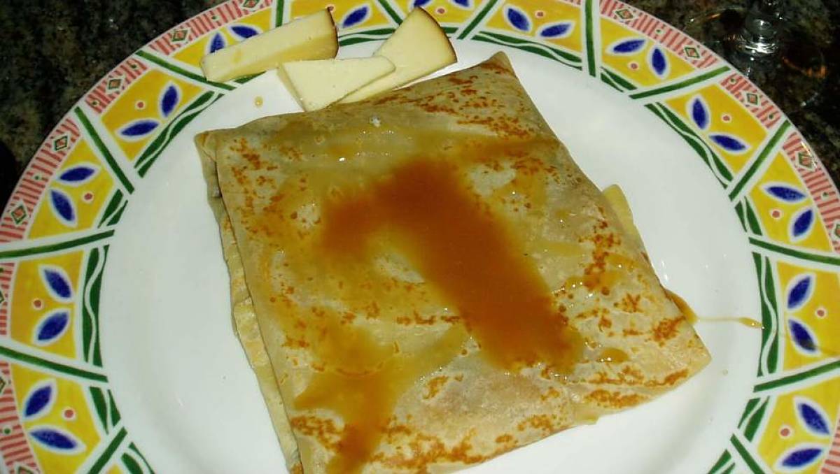 Le crepes salate di accompagnano bene con i formaggi Crepe salata con salsa al caramello e formaggi