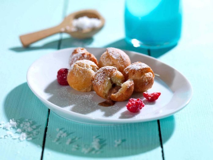 Mini krapfen alle nocciole con guarnizione di lamponi freschi