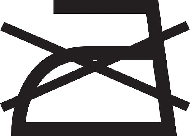 Simbolo del non stirare riportato sulle etichette dei tessuti