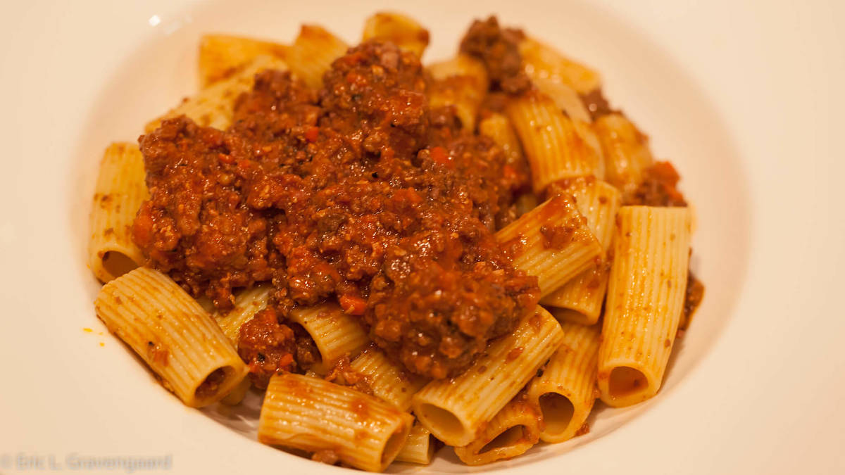 Maccheroni conditi con ragù bolognese
