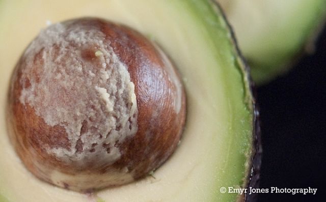 Mezzo avocado aperto con nocciolo