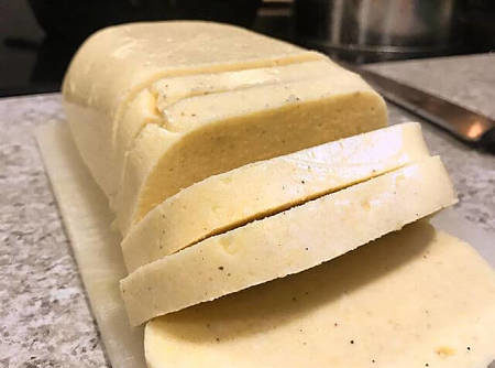 Polenta affettata sul tagliere