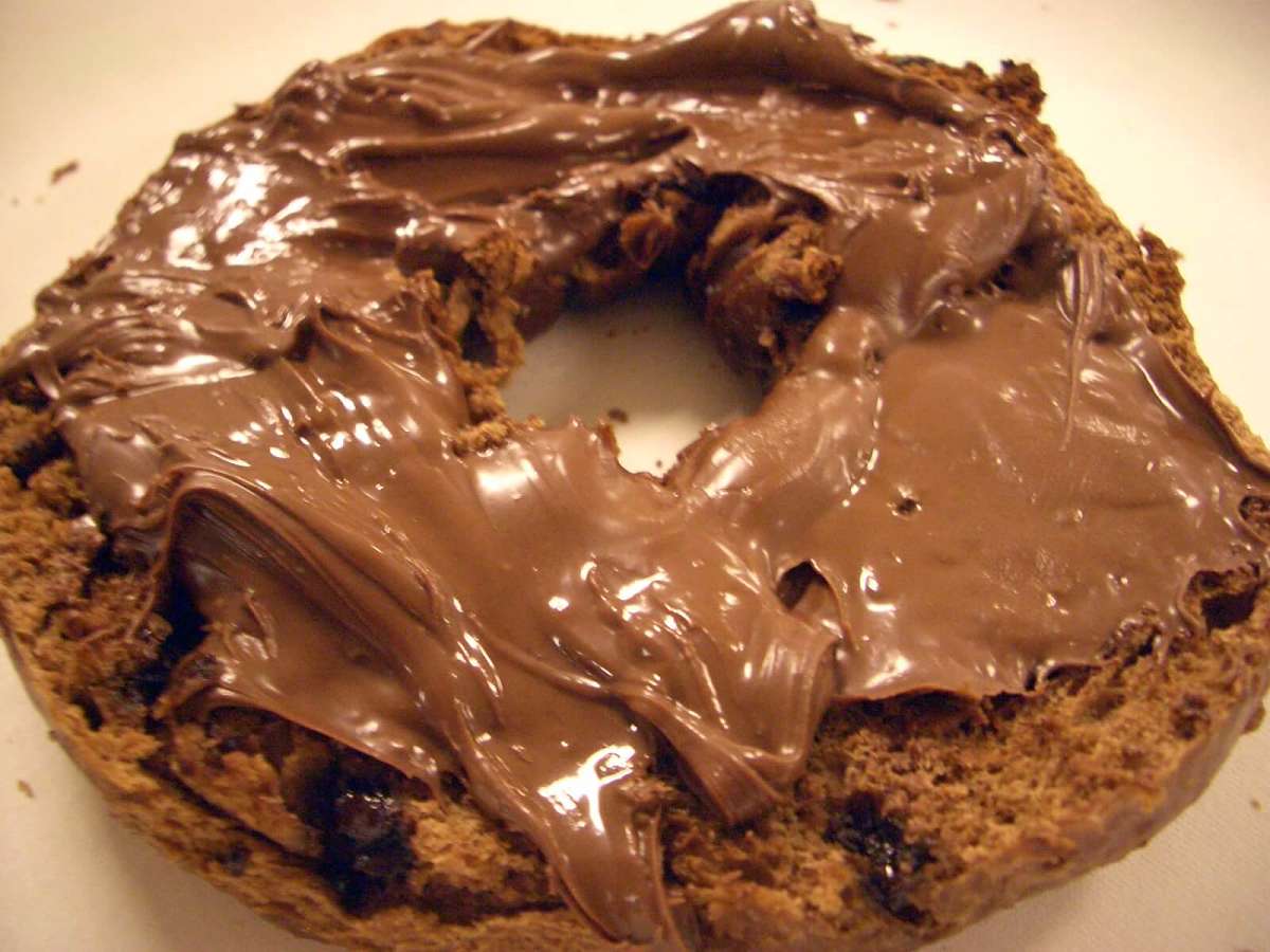 La crema di nocciole casalinga è una merenda sana Nutella fatta in casa spalmata su bagel
