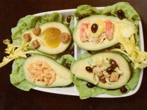 4 avocadi guarniti in modi diversi