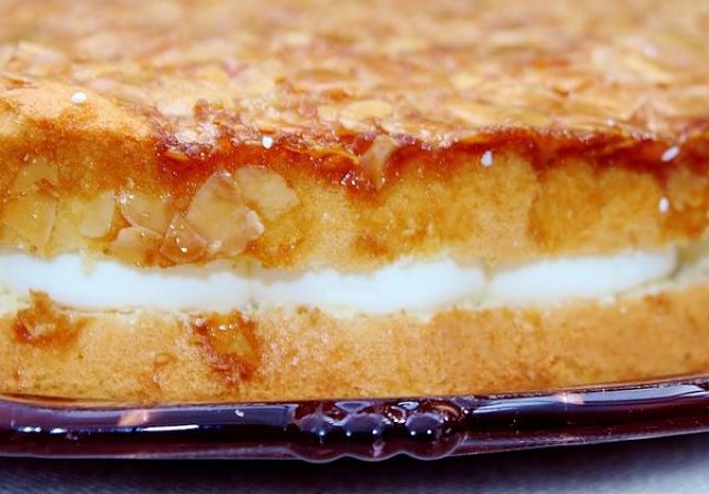 Torta Bienenstich tedesca sezionata