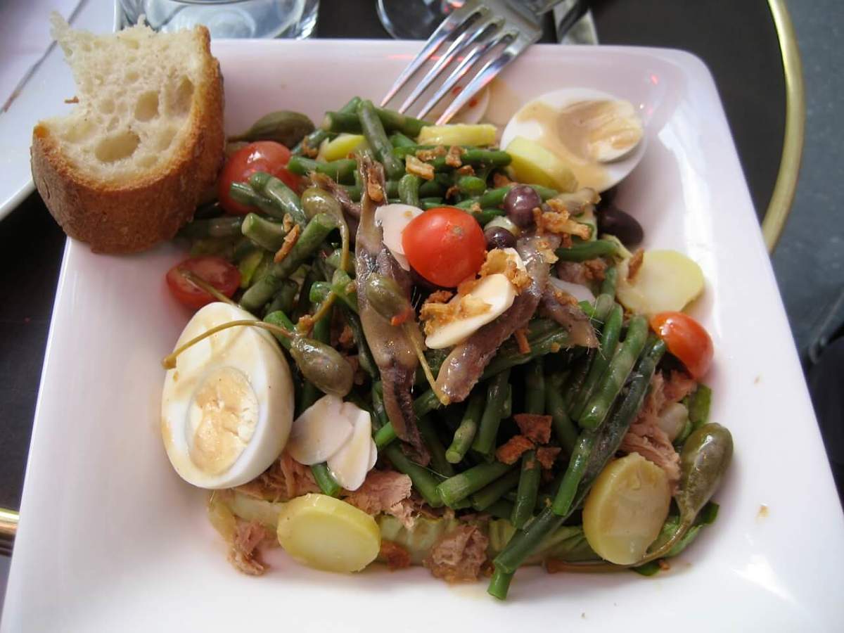 Condiggion genovese, insalata ricca ideale quando fa caldo Stuzzicante condiggion ligure con verdure, tonno, uova e acciughe