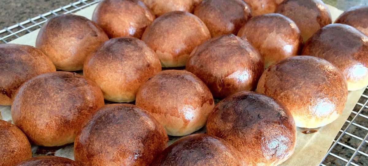 Pirojki russi piccoli Pirojki ripieni di carne ed uova di piccole dimensioni