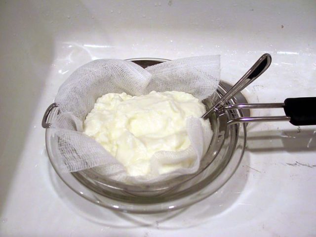 Aspetto dello yogurt separato dal siero nel colino